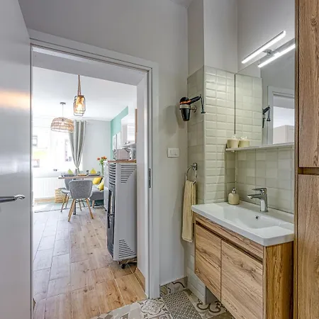 アパート Mali Brlog デルニツェ